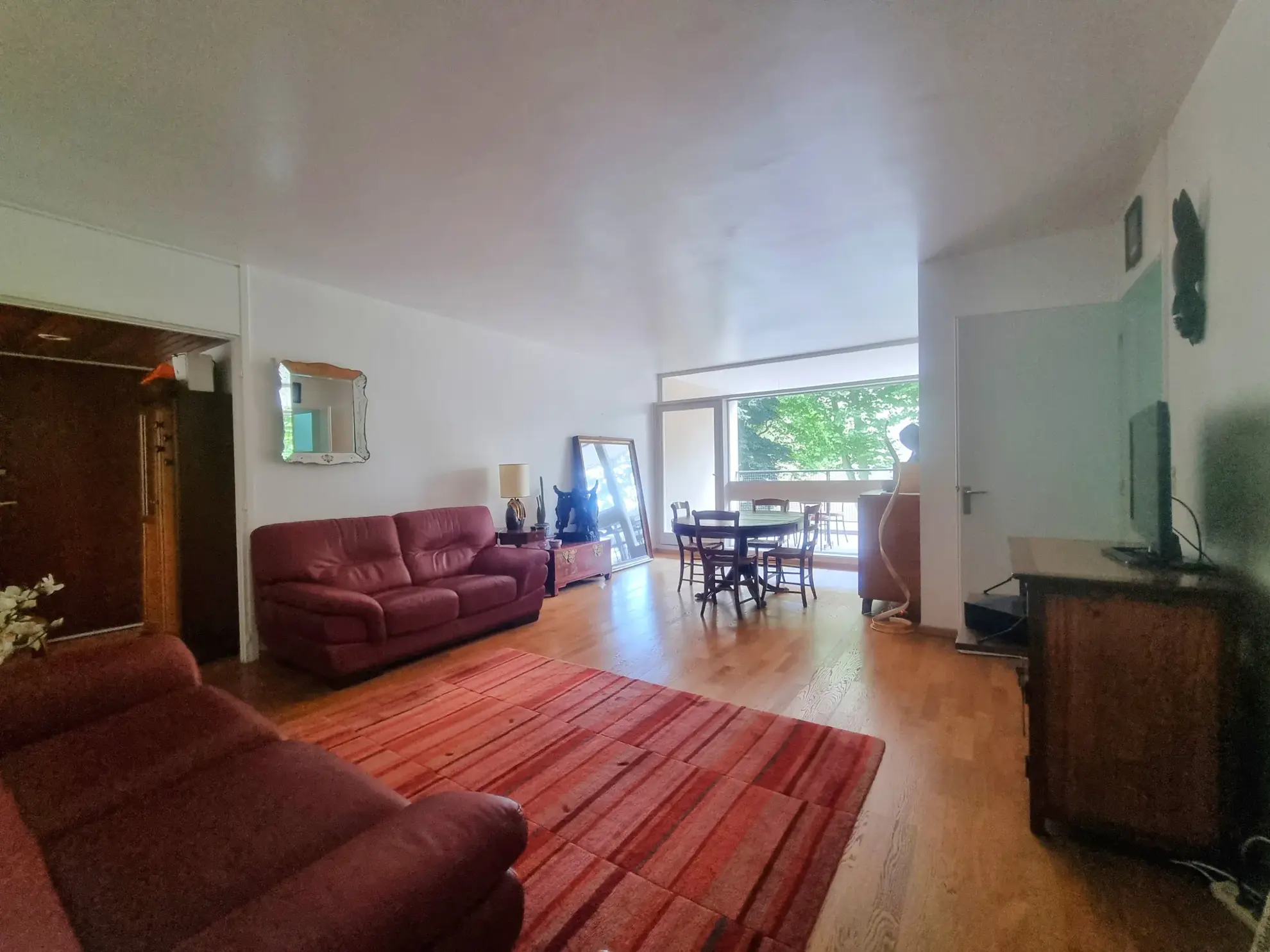 Appartement T4 à Lille de 98 m² avec loggia et cave, idéal famille, proximité tram et commerces 