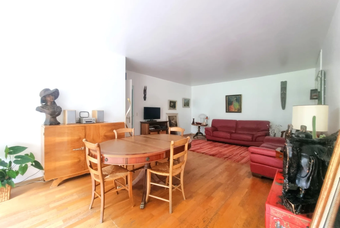 Appartement T4 à Lille de 98 m² avec loggia et cave, idéal famille, proximité tram et commerces 