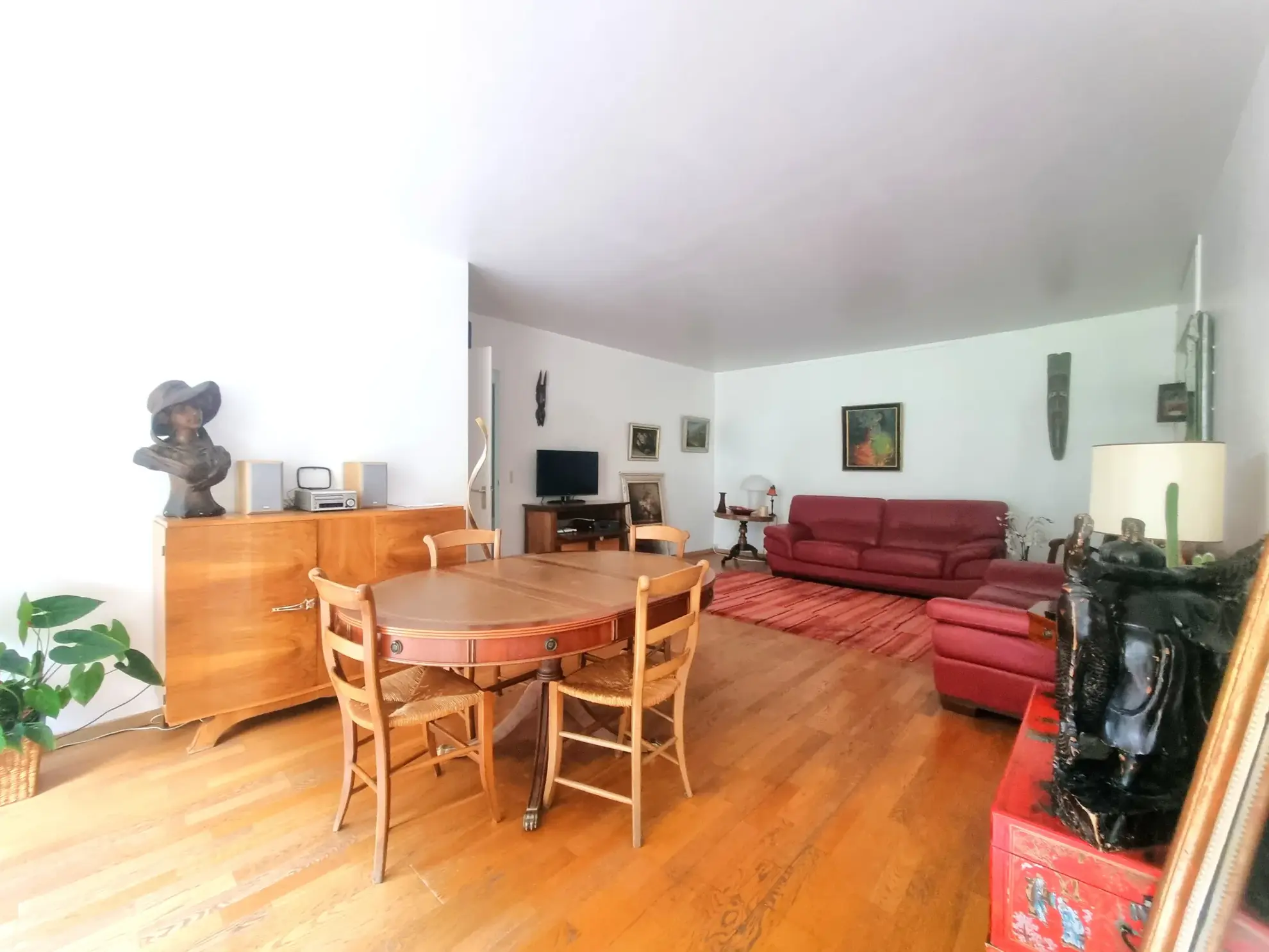 Appartement T4 à Lille de 98 m² avec loggia et cave, idéal famille, proximité tram et commerces 