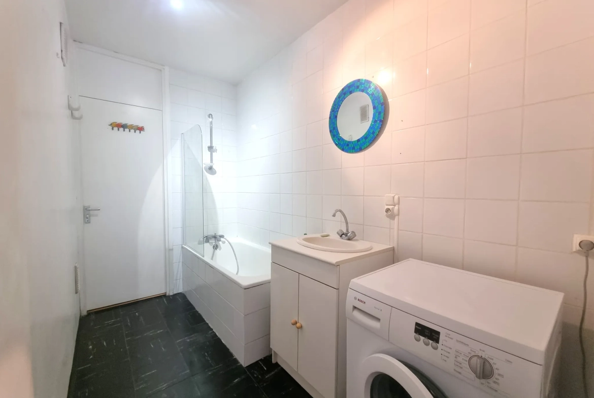 Appartement T4 à Lille de 98 m² avec loggia et cave, idéal famille, proximité tram et commerces 