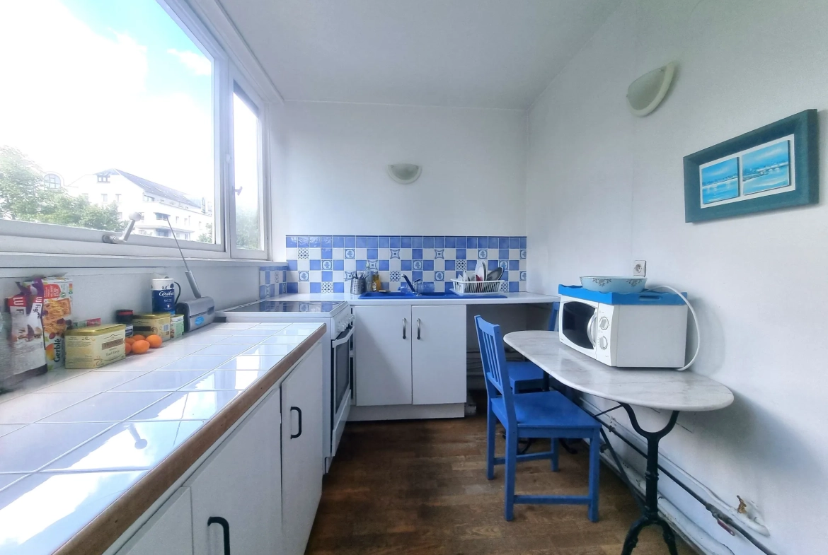 Appartement T4 à Lille de 98 m² avec loggia et cave, idéal famille, proximité tram et commerces 