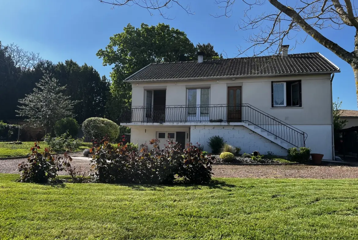 Maison avec jardin à Mirebeau, calme et proches commodités 