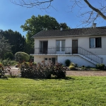 Maison avec jardin à Mirebeau, calme et proches commodités