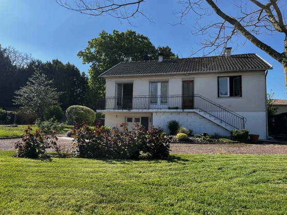 Maison avec jardin à Mirebeau, calme et proches commodités