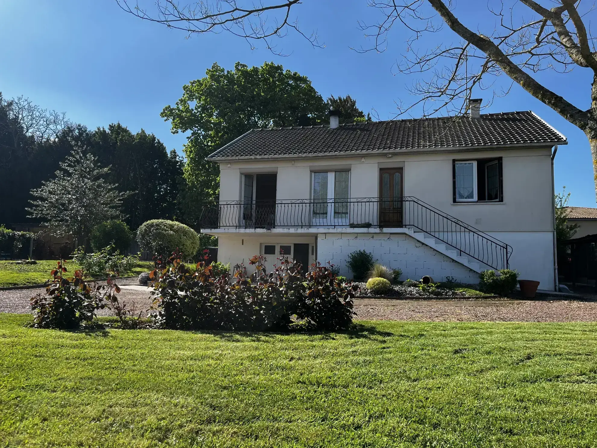 Maison avec jardin à Mirebeau, calme et proches commodités 