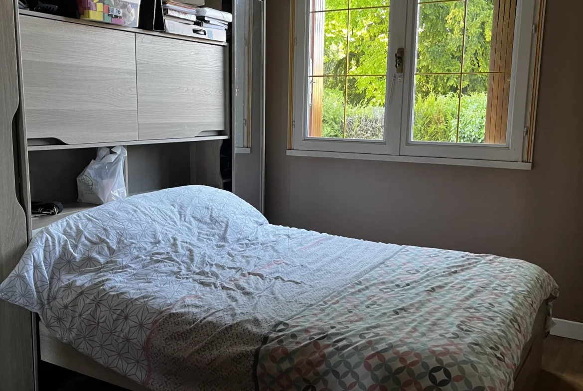 Maison avec jardin à Mirebeau, calme et proches commodités 