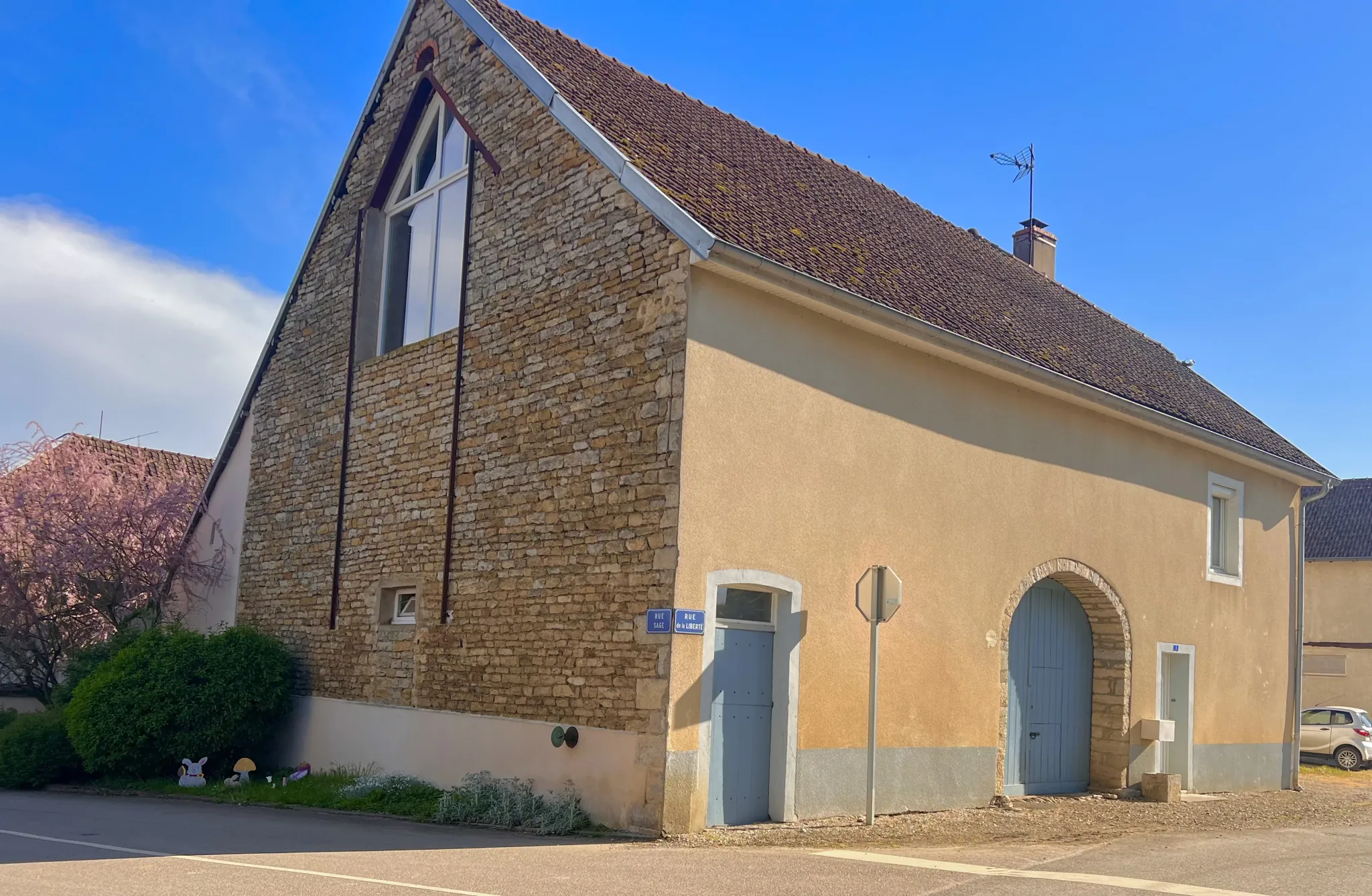 Magnifique maison en pierre de 115 m² à Auxange, proche Dole et Besançon 