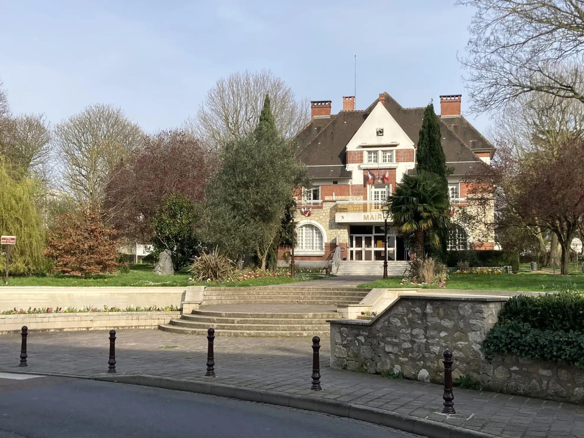 Charmant duplex F4 de 71,5 m² à Roissy-en-France avec parking et cave 
