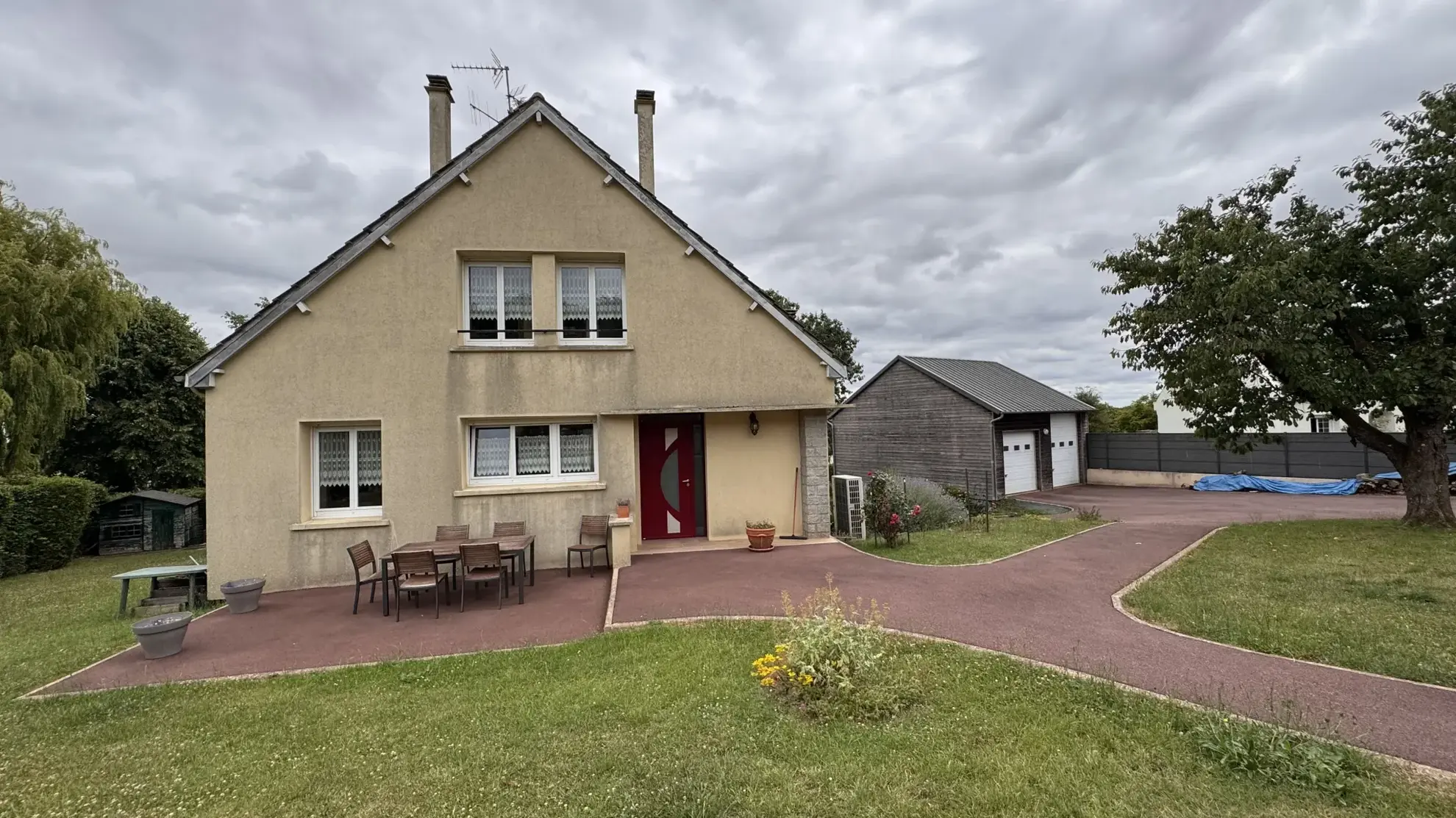 Maison lumineuse avec studio à vendre à Écouves près d'Alençon 