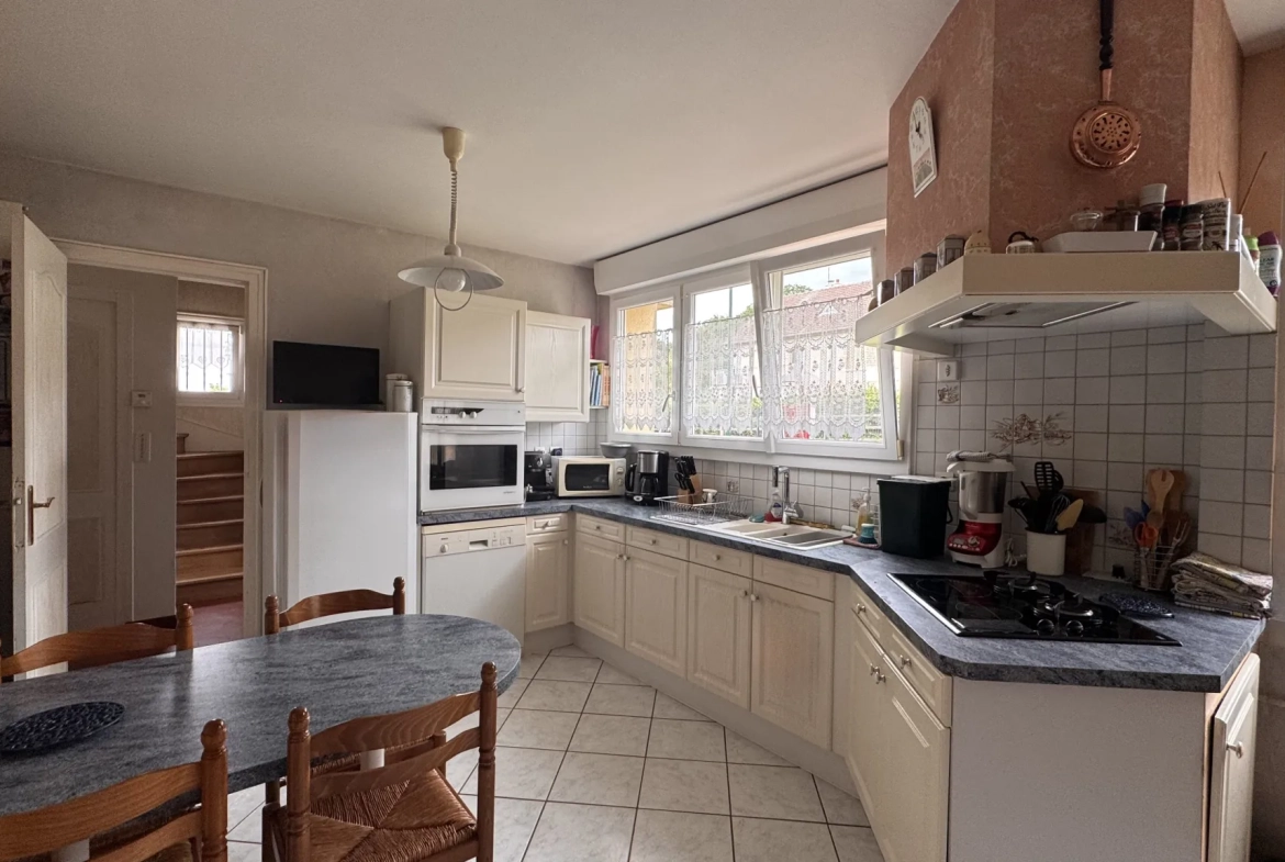 Maison lumineuse avec studio à vendre à Écouves près d'Alençon 