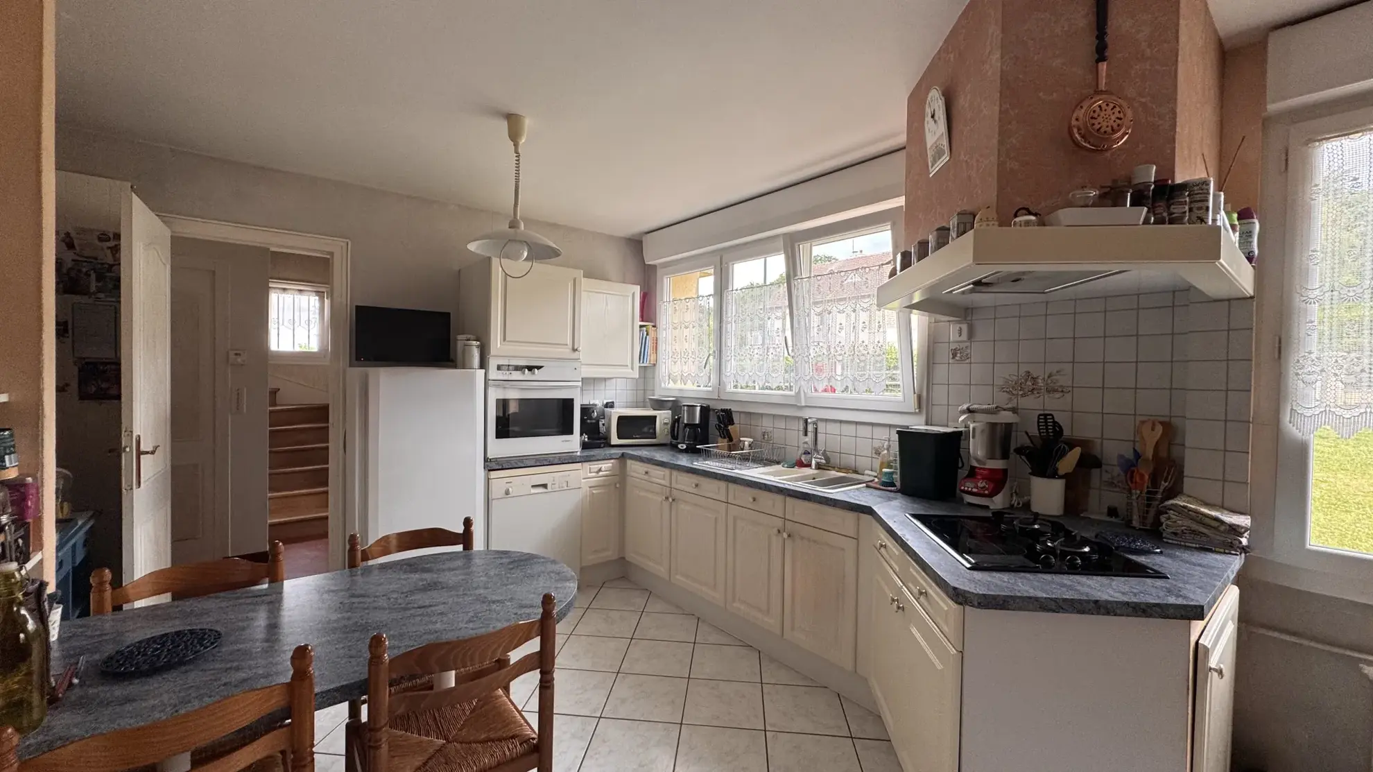 Maison lumineuse avec studio à vendre à Écouves près d'Alençon 