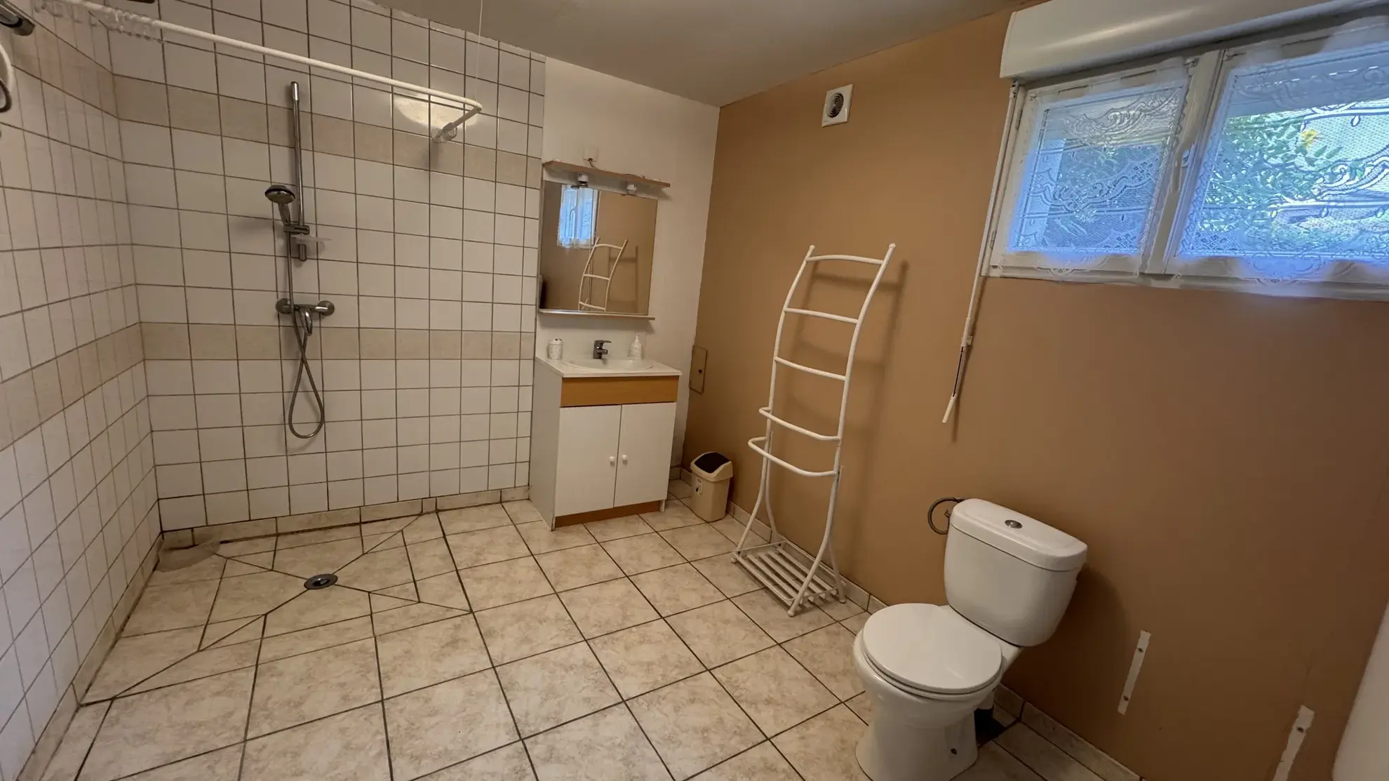 Maison lumineuse avec studio à vendre à Écouves près d'Alençon 
