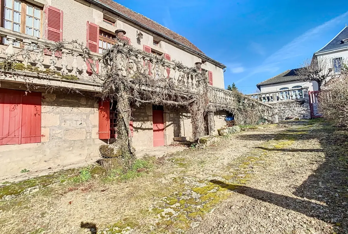 Grande maison de village avec appartement indépendant à Champagnat en Creuse 
