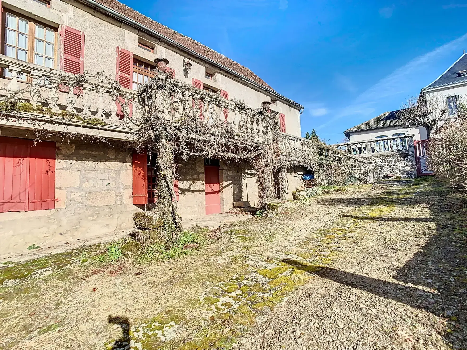 Grande maison de village avec appartement indépendant à Champagnat en Creuse 