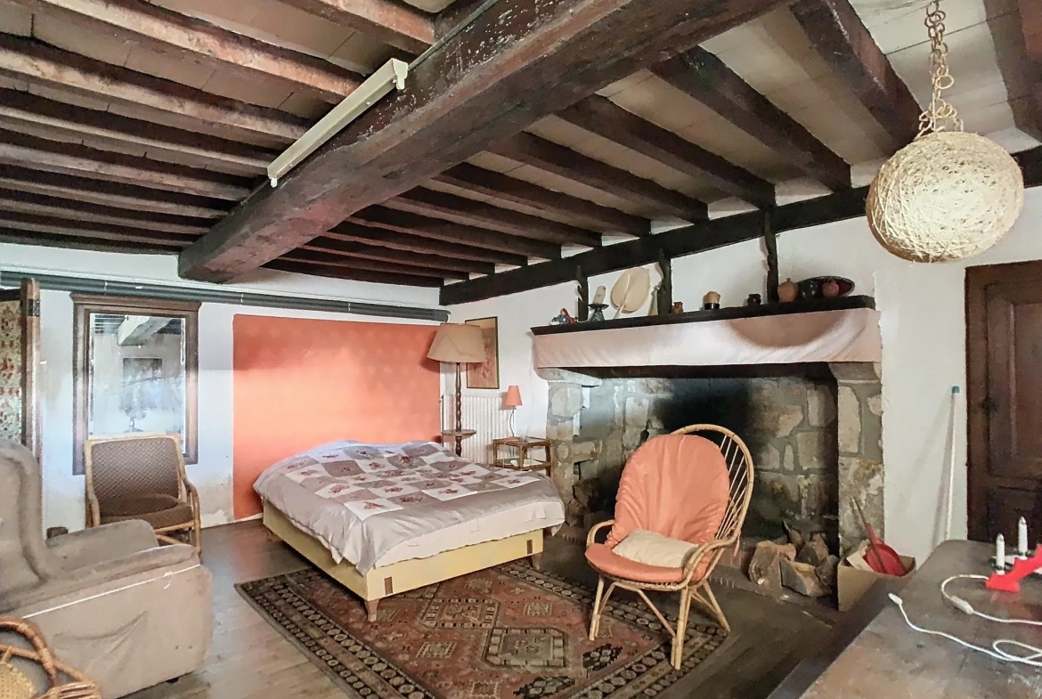 Grande maison de village avec appartement indépendant à Champagnat en Creuse 