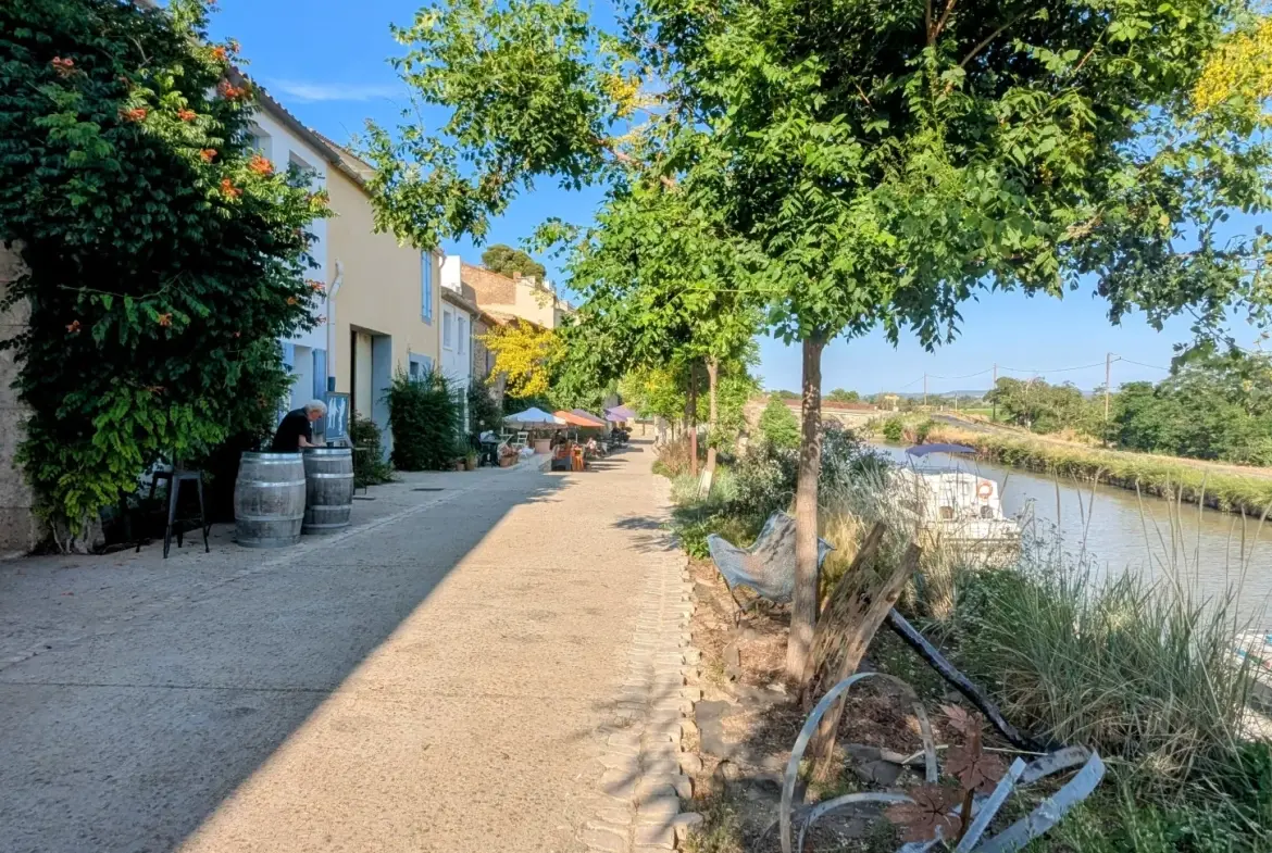 Maison rénovée avec annexes et fort potentiel à Paraza, proche du Canal du Midi 