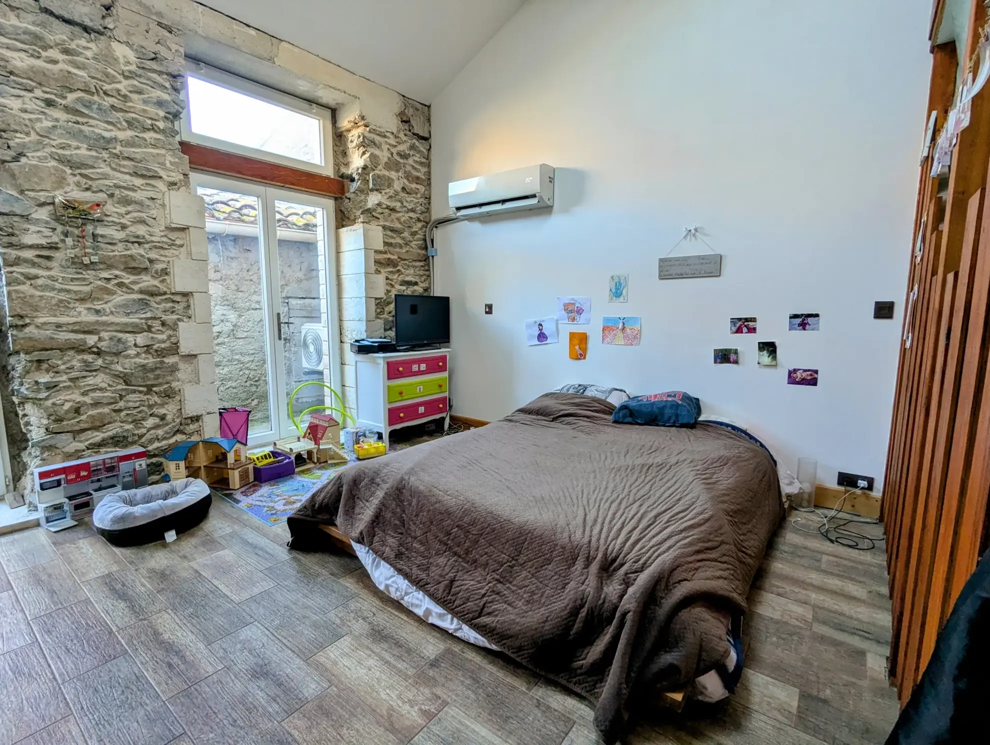 Maison rénovée avec annexes et fort potentiel à Paraza, proche du Canal du Midi 