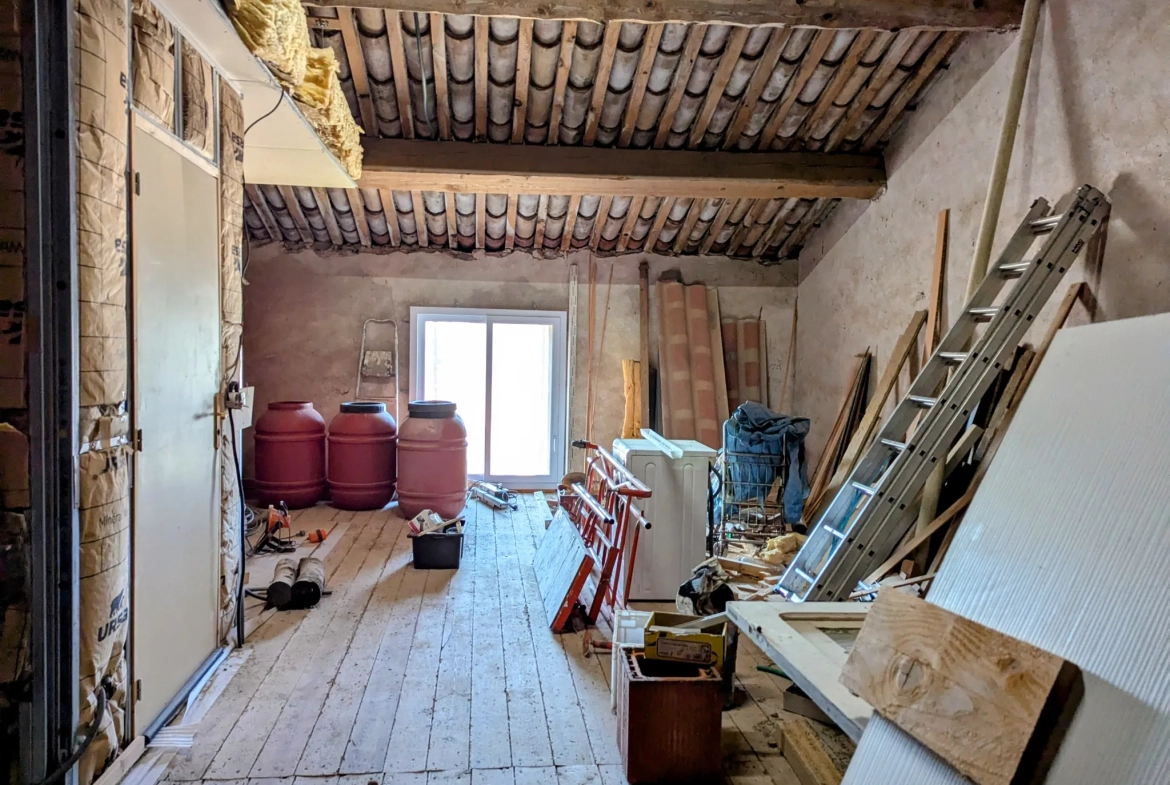 Maison rénovée avec annexes et fort potentiel à Paraza, proche du Canal du Midi 