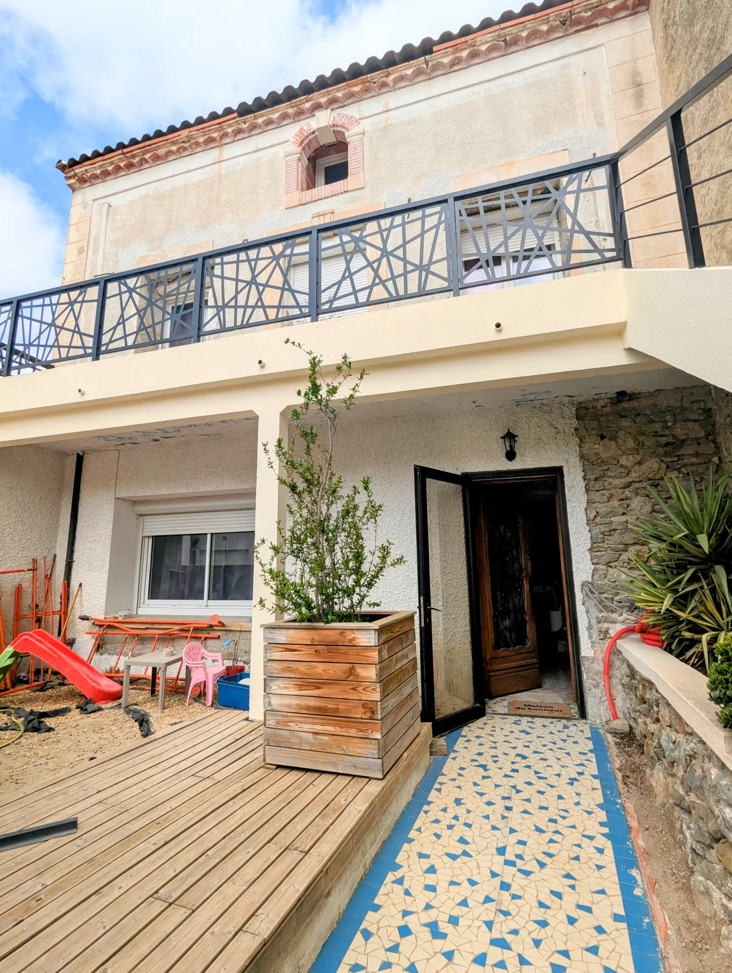 Maison rénovée avec annexes et fort potentiel à Paraza, proche du Canal du Midi 