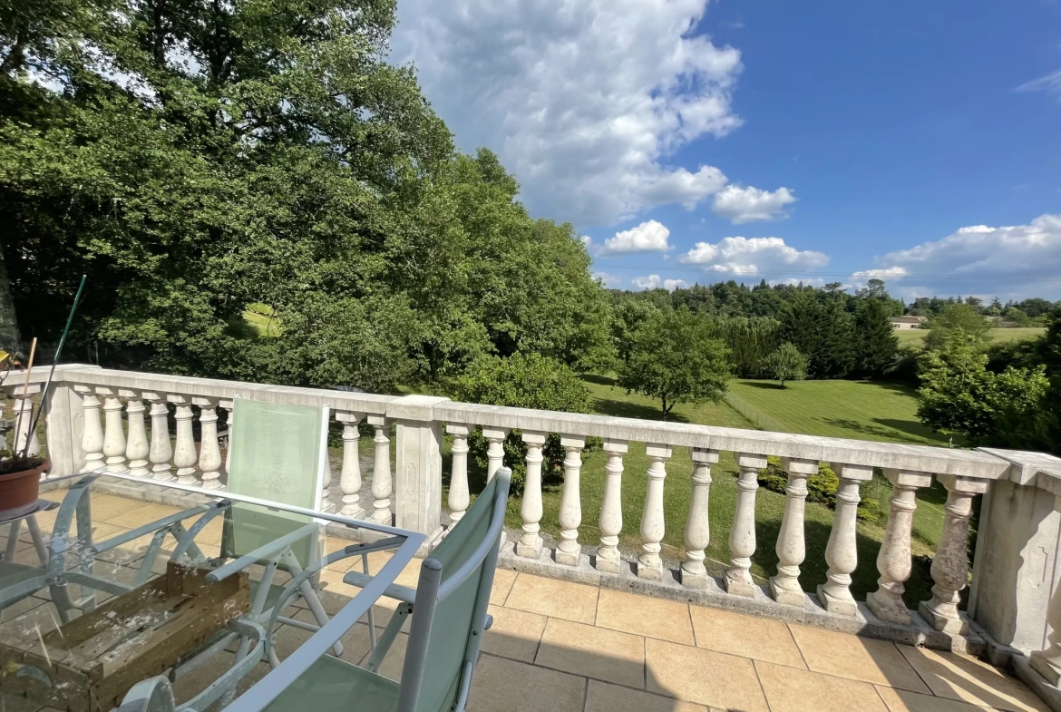 Belle maison plain-pied avec sous-sol, piscine et grand jardin à Cornille 