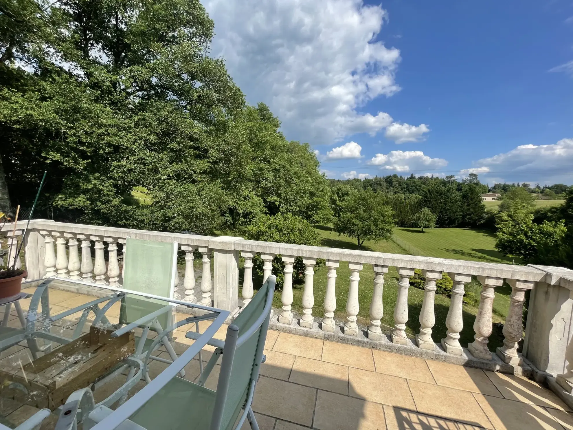 Belle maison plain-pied avec sous-sol, piscine et grand jardin à Cornille 