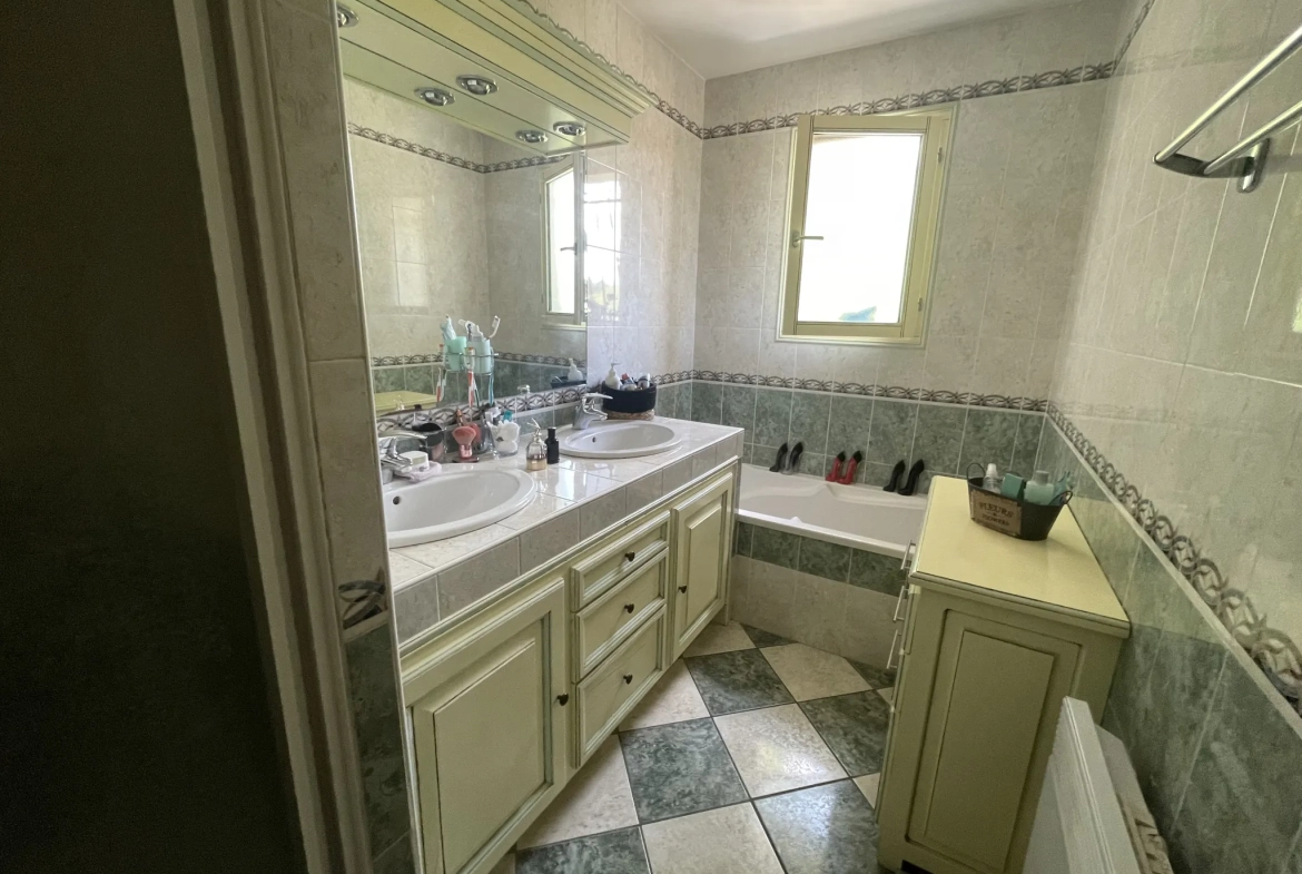 Belle maison plain-pied avec sous-sol, piscine et grand jardin à Cornille 