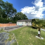 Belle maison plain-pied avec sous-sol, piscine et grand jardin à Cornille