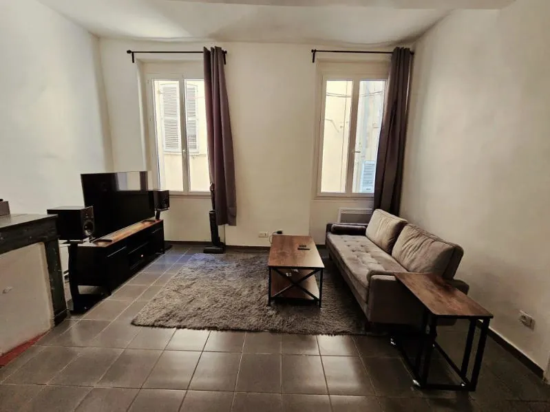 Appartement T2 de 49m² à Toulon, proche du port et des commodités 