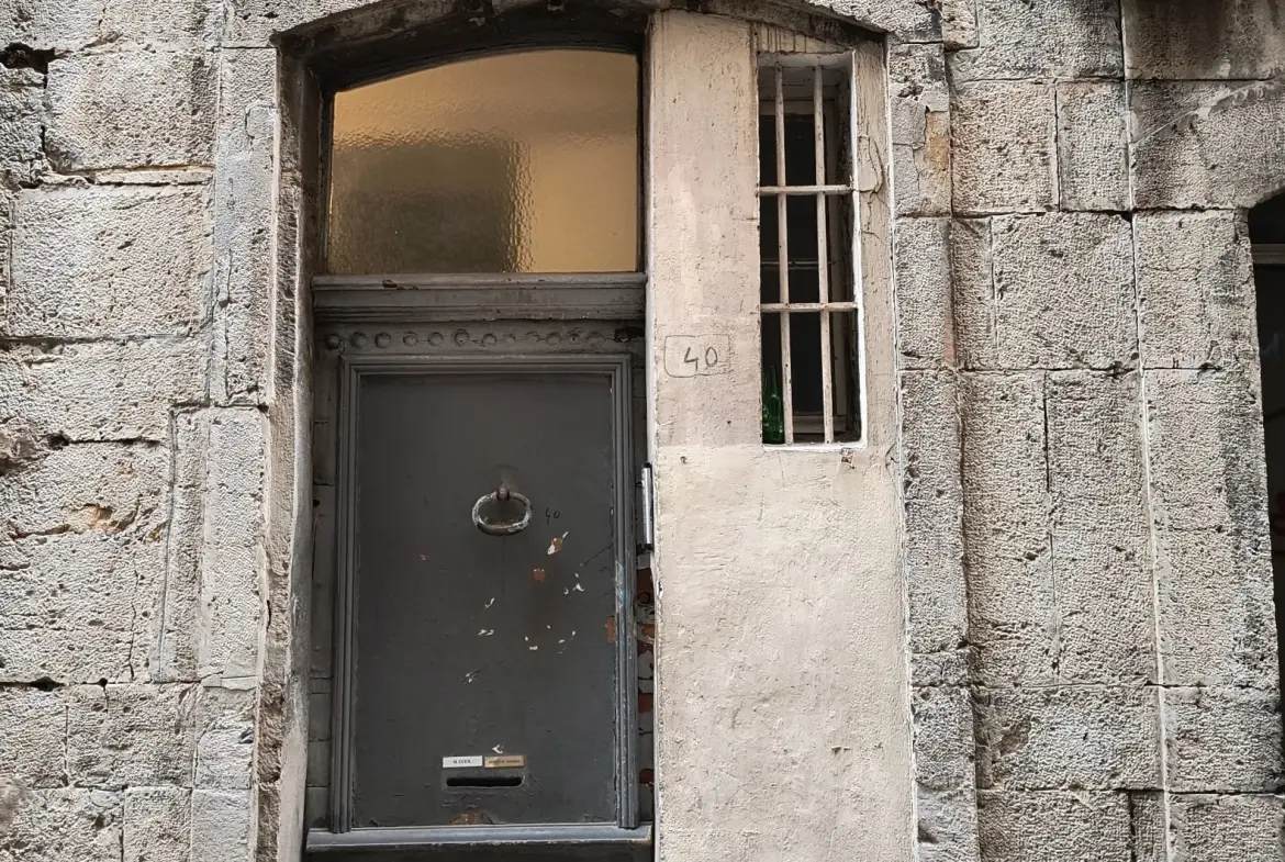 Appartement T2 de 49m² à Toulon, proche du port et des commodités 