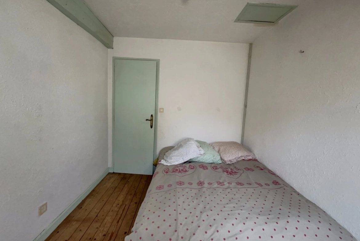 Longère en campagne à Guenin avec terrain de 1298 m², 2 chambres, proche de la rivière 