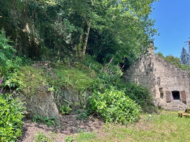 Longère en campagne à Guenin avec terrain de 1298 m², 2 chambres, proche de la rivière 
