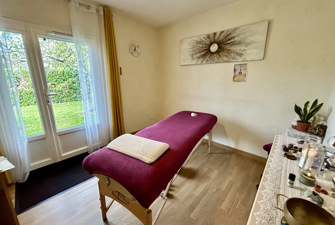 Maison de plain-pied avec 4 chambres, double garage et espace professionnel à Coutras 