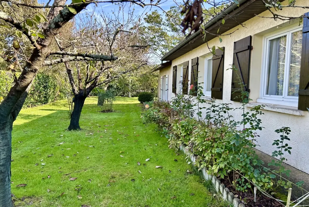 Maison de plain-pied avec 4 chambres, double garage et espace professionnel à Coutras 
