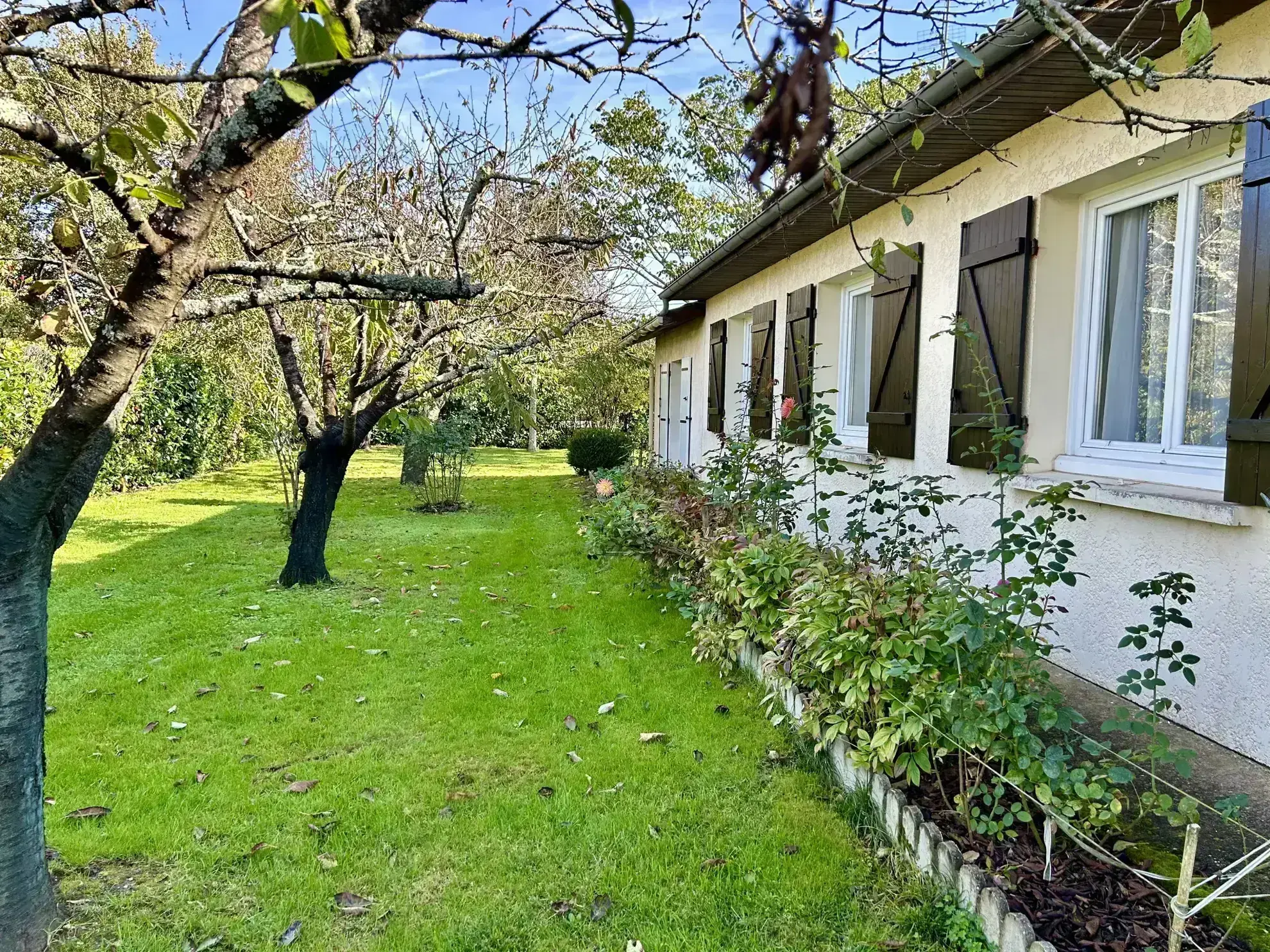 Maison de plain-pied avec 4 chambres, double garage et espace professionnel à Coutras 