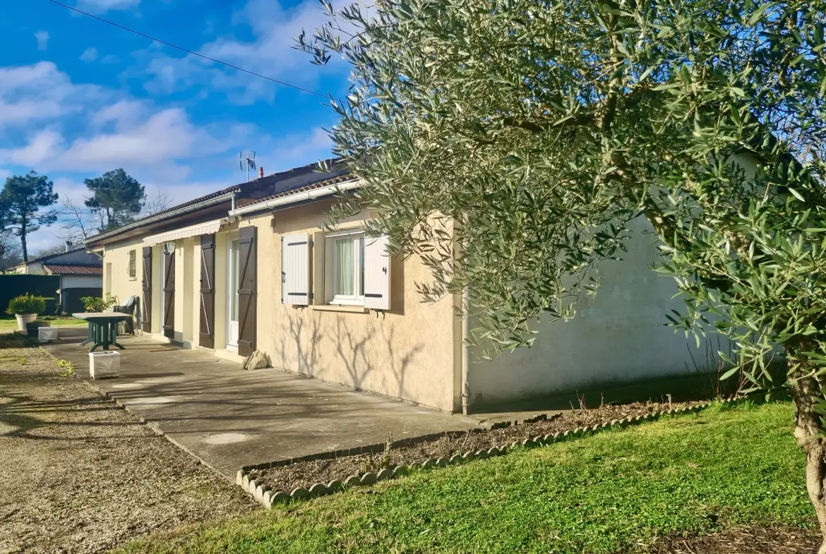 Maison de plain-pied avec 4 chambres, double garage et espace professionnel à Coutras 