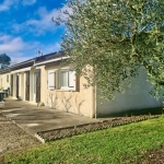 Maison de plain-pied avec 4 chambres, double garage et espace professionnel à Coutras
