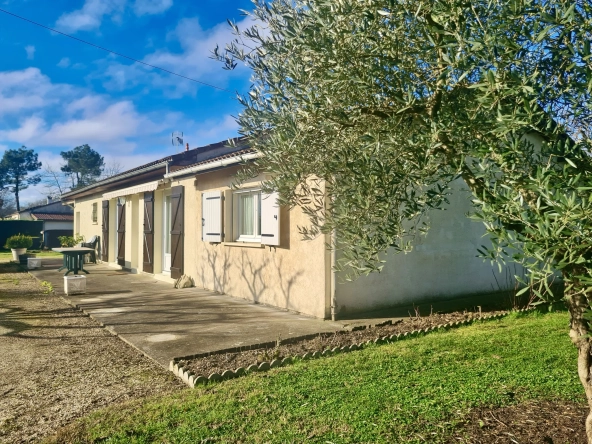 Maison de plain-pied avec 4 chambres, double garage et espace professionnel à Coutras