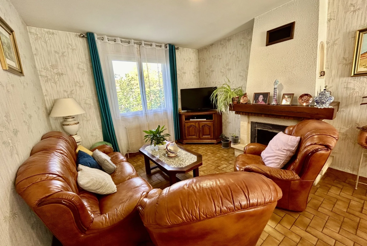 Maison de plain-pied avec 4 chambres, double garage et espace professionnel à Coutras 