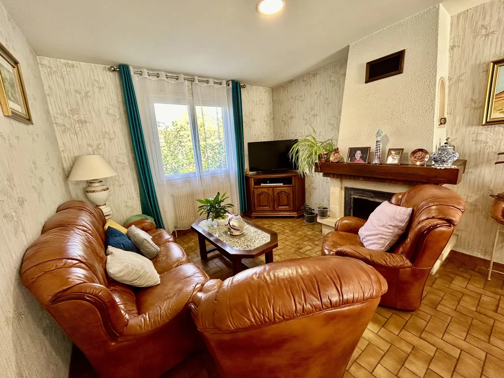 Maison de plain-pied avec 4 chambres, double garage et espace professionnel à Coutras 
