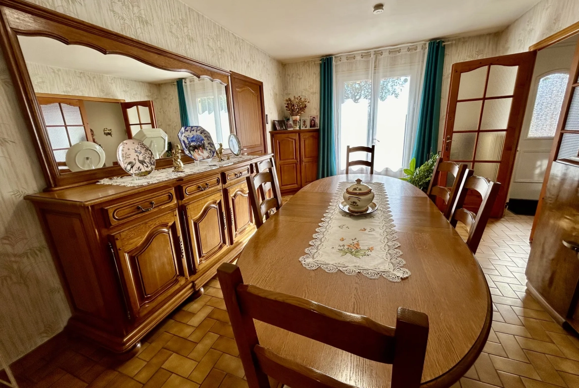 Maison de plain-pied avec 4 chambres, double garage et espace professionnel à Coutras 