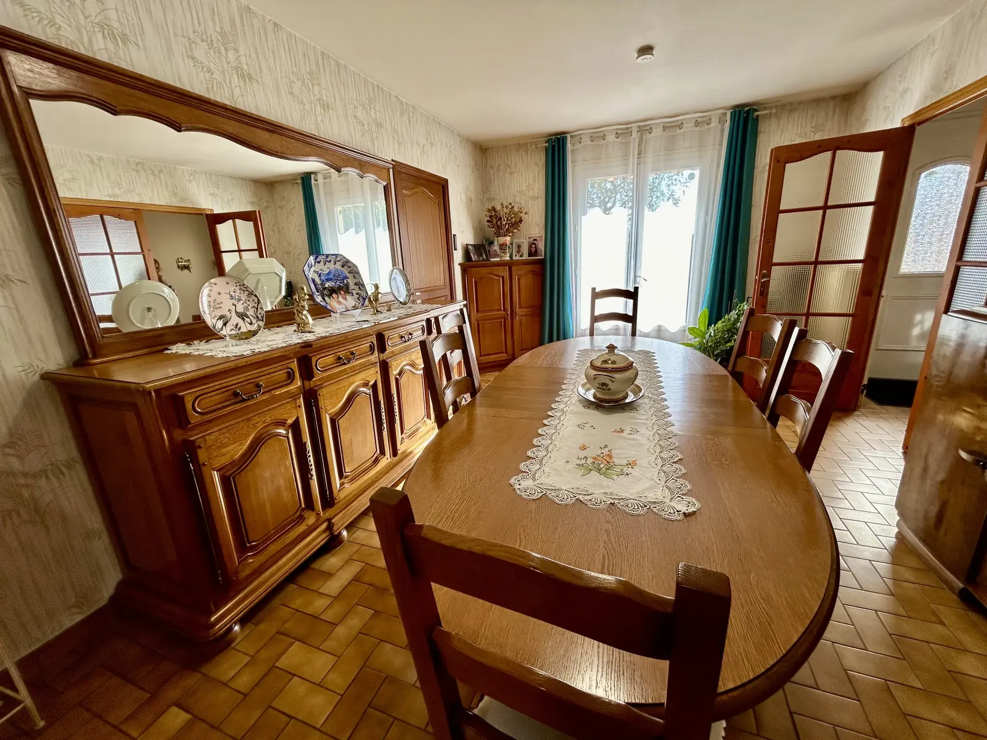 Maison de plain-pied avec 4 chambres, double garage et espace professionnel à Coutras 
