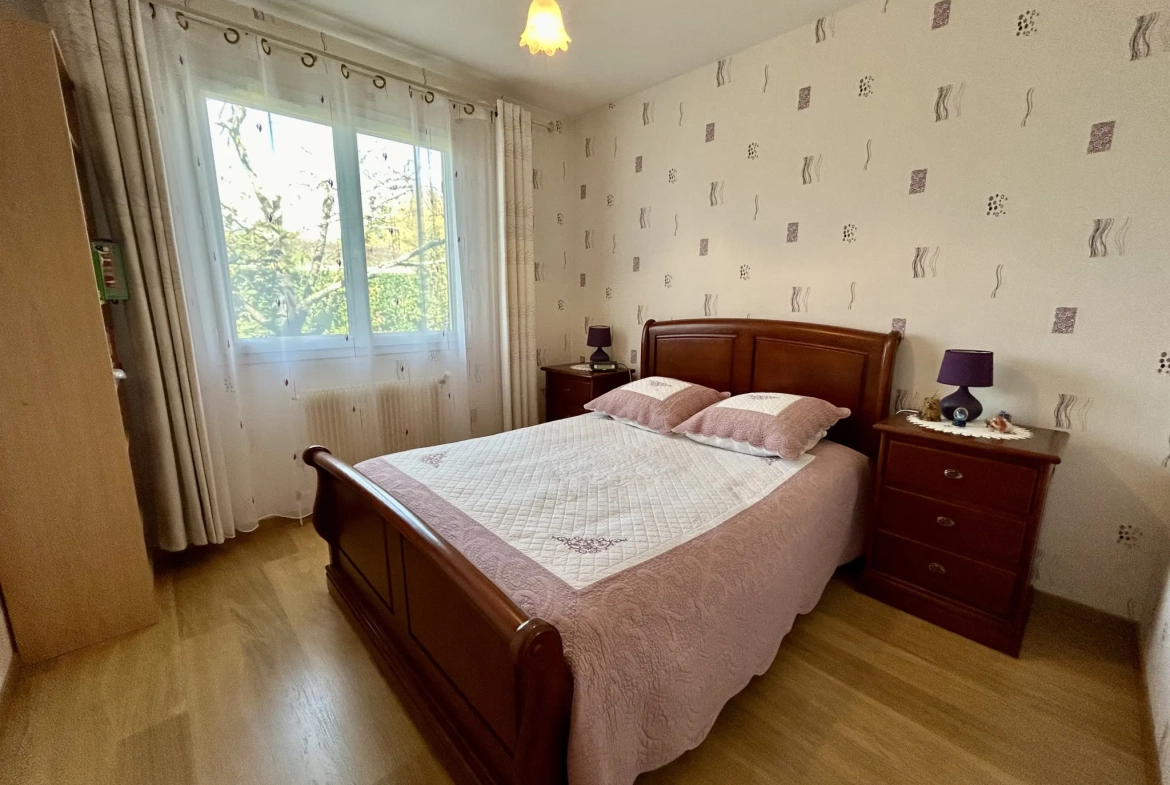 Maison de plain-pied avec 4 chambres, double garage et espace professionnel à Coutras 