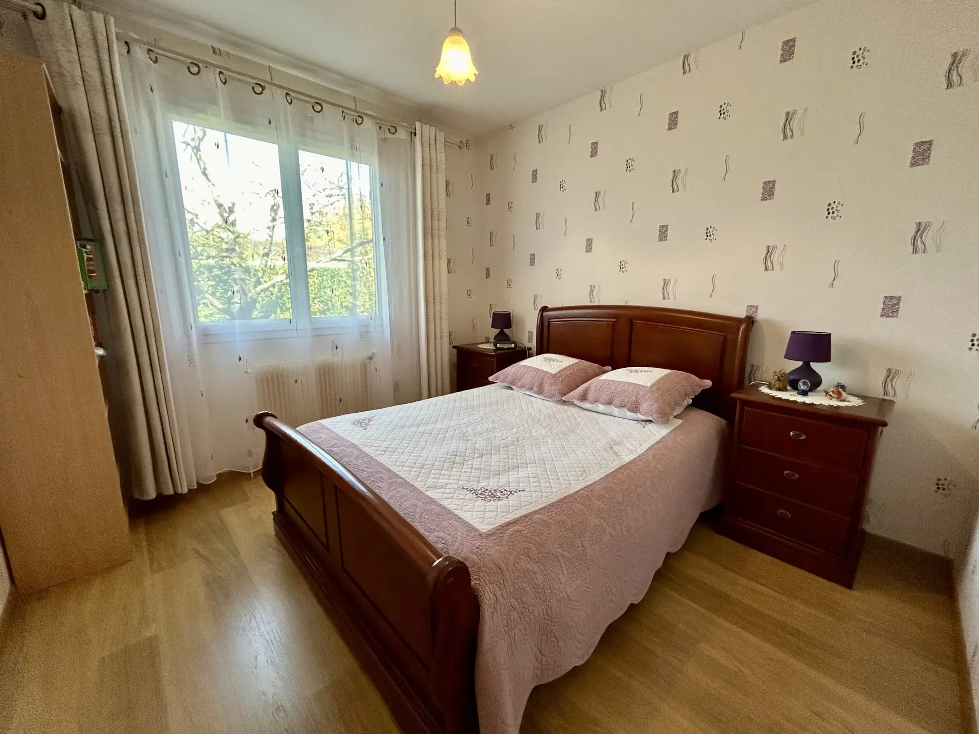 Maison de plain-pied avec 4 chambres, double garage et espace professionnel à Coutras 