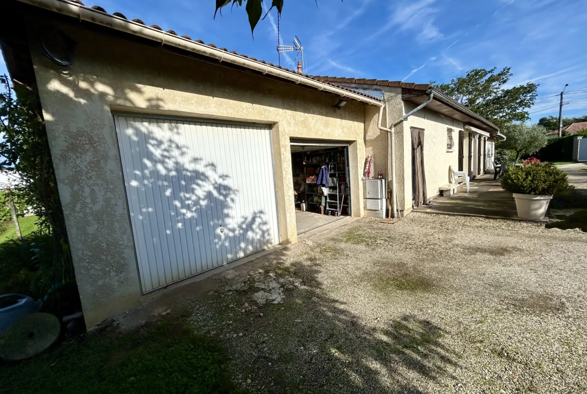 Maison de plain-pied avec 4 chambres, double garage et espace professionnel à Coutras 