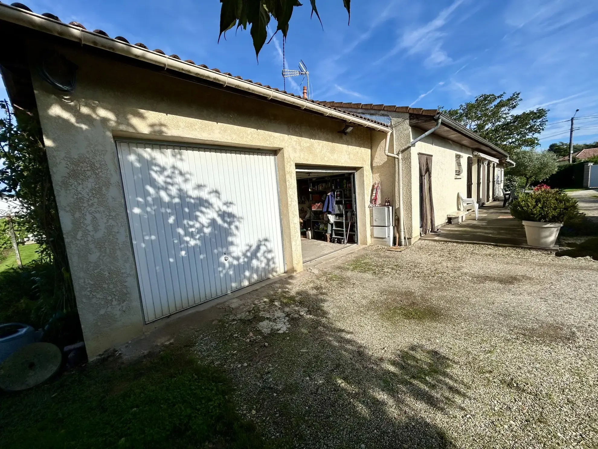Maison de plain-pied avec 4 chambres, double garage et espace professionnel à Coutras 