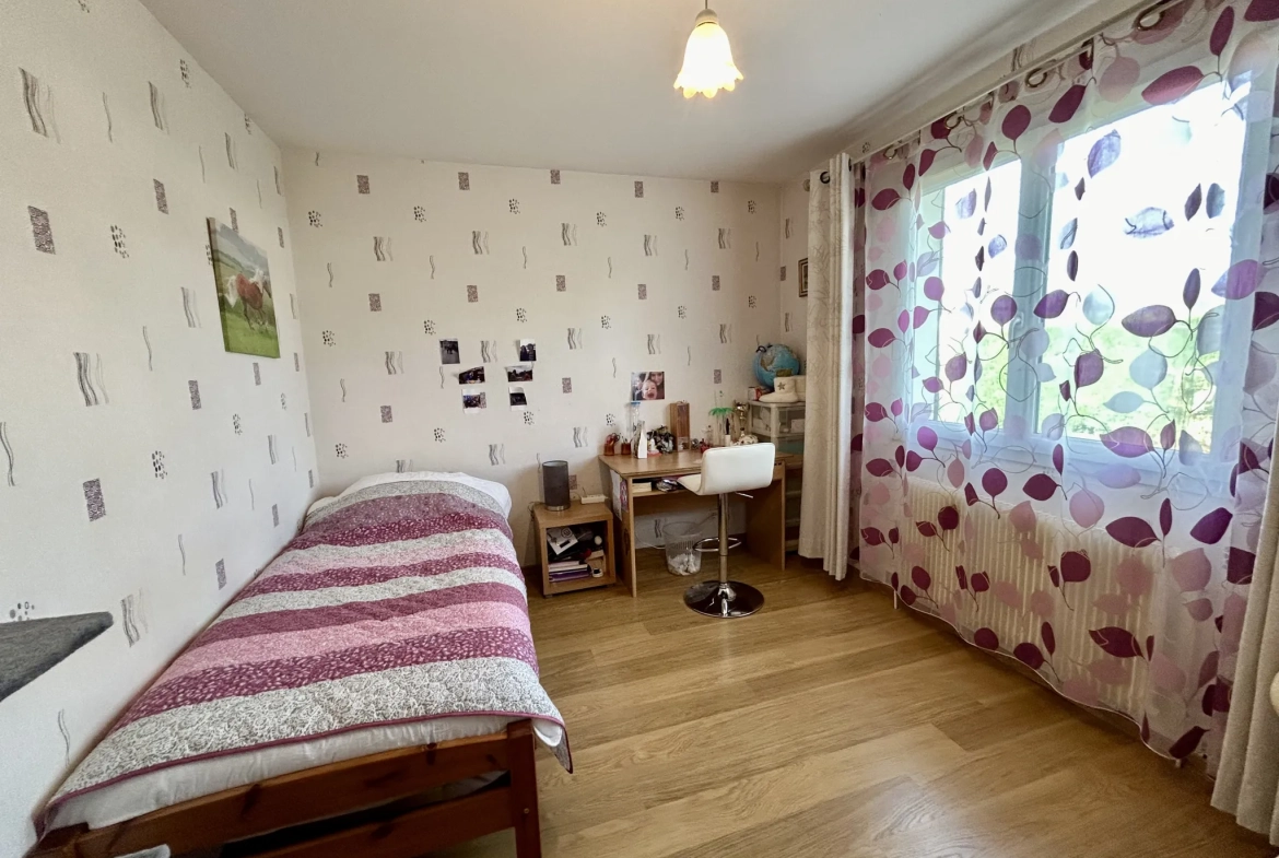 Maison de plain-pied avec 4 chambres, double garage et espace professionnel à Coutras 