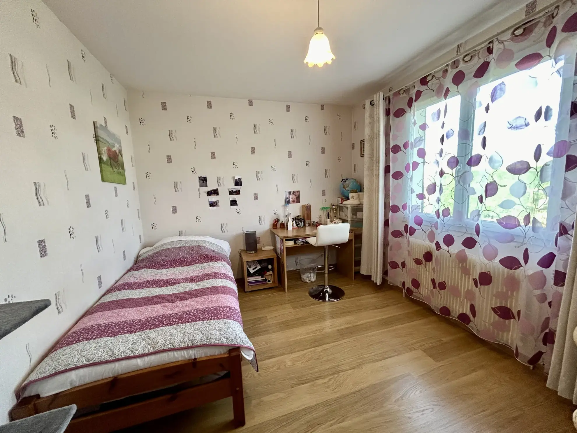 Maison de plain-pied avec 4 chambres, double garage et espace professionnel à Coutras 