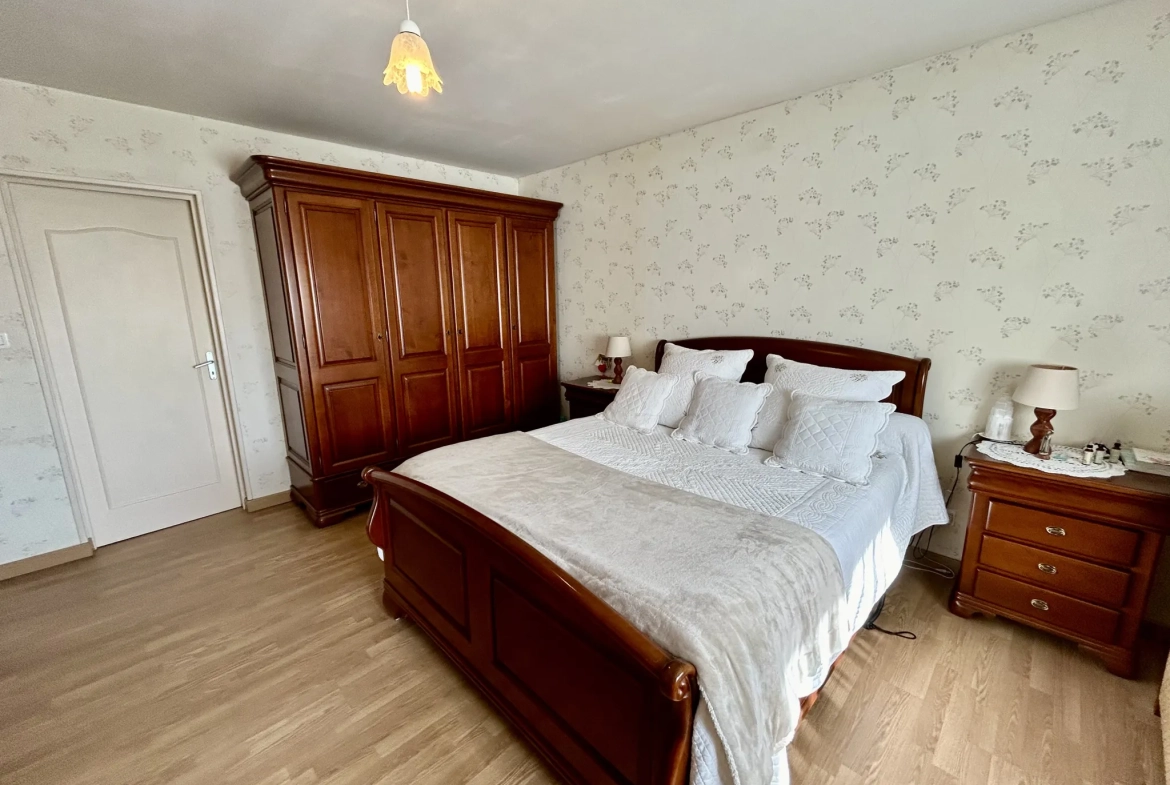 Maison de plain-pied avec 4 chambres, double garage et espace professionnel à Coutras 
