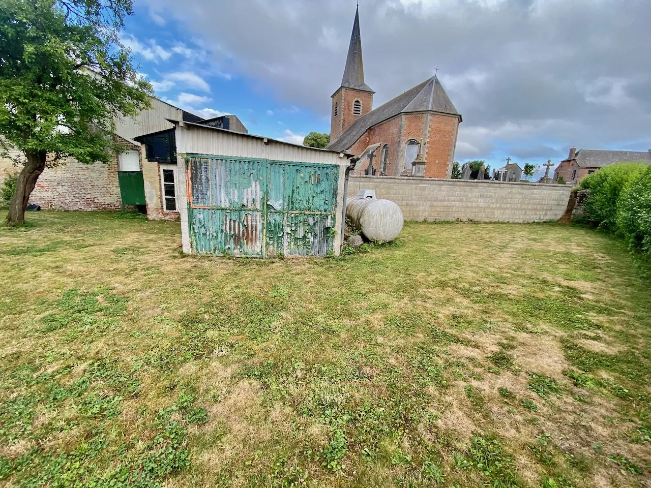 Maison chaleureuse avec garage, cave et terrain dans un village de l'Avesnois 