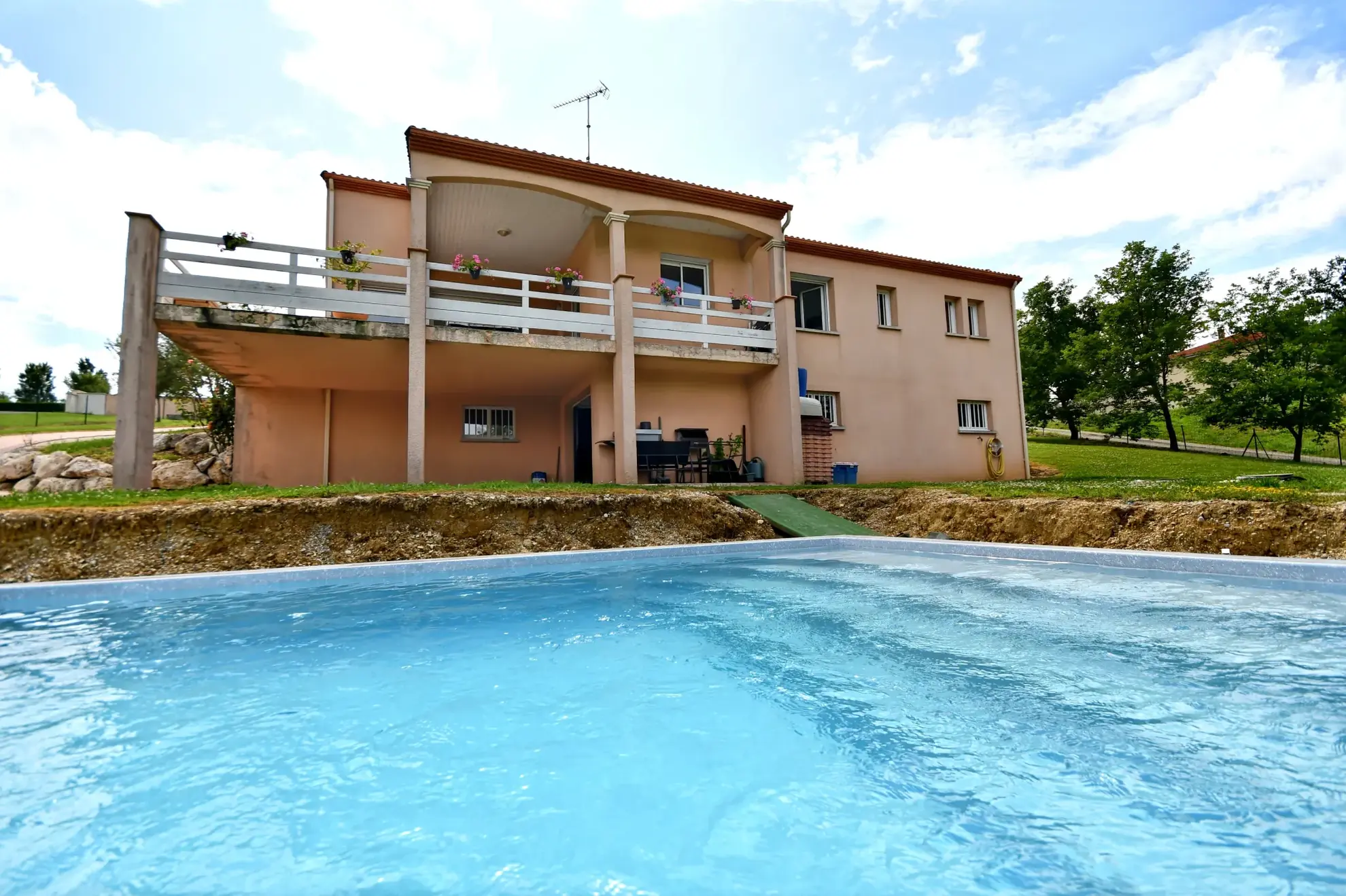 Belle maison de 107 m² avec piscine et grand terrain à Aubiac 